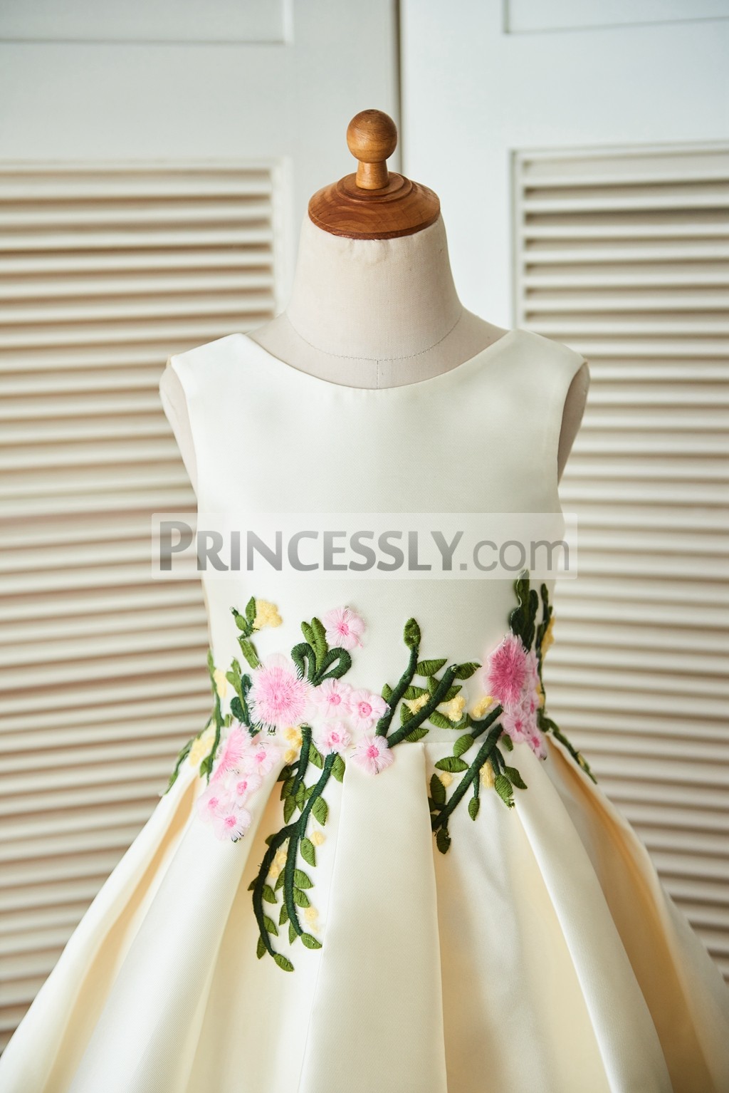 Colorful Embroidered Lace Appliques Bodice with Round & Sleeveless Style