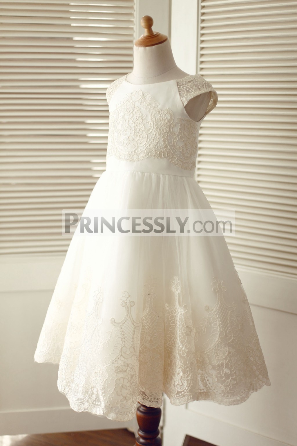 Lace cap sleeves shoulder tulle little girl dress for wedding
