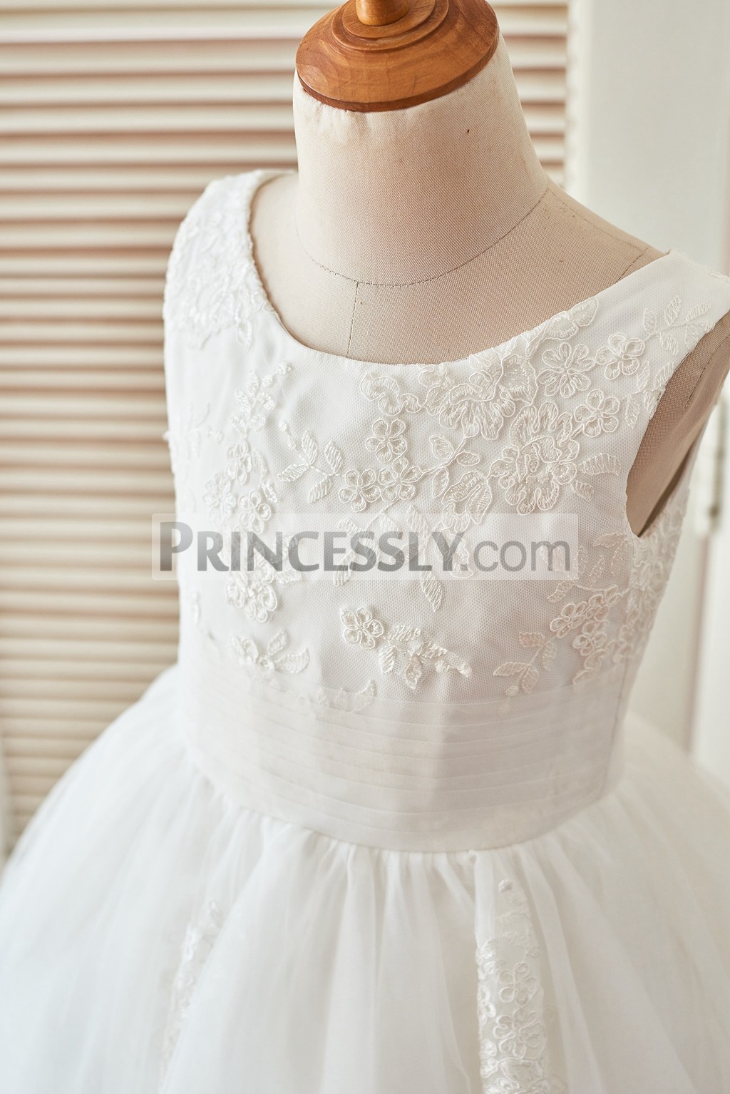 Delicate lace appliques on scoop neckline and sleeveless bodice
