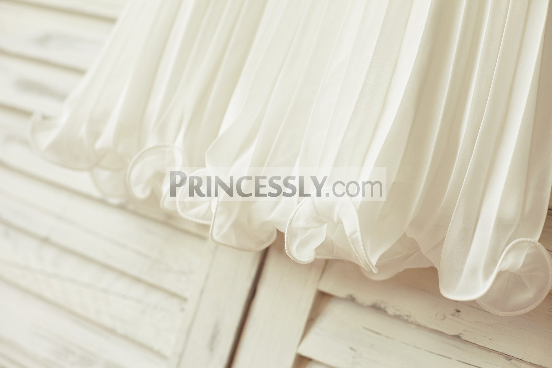 Pleated skirt with curly hem