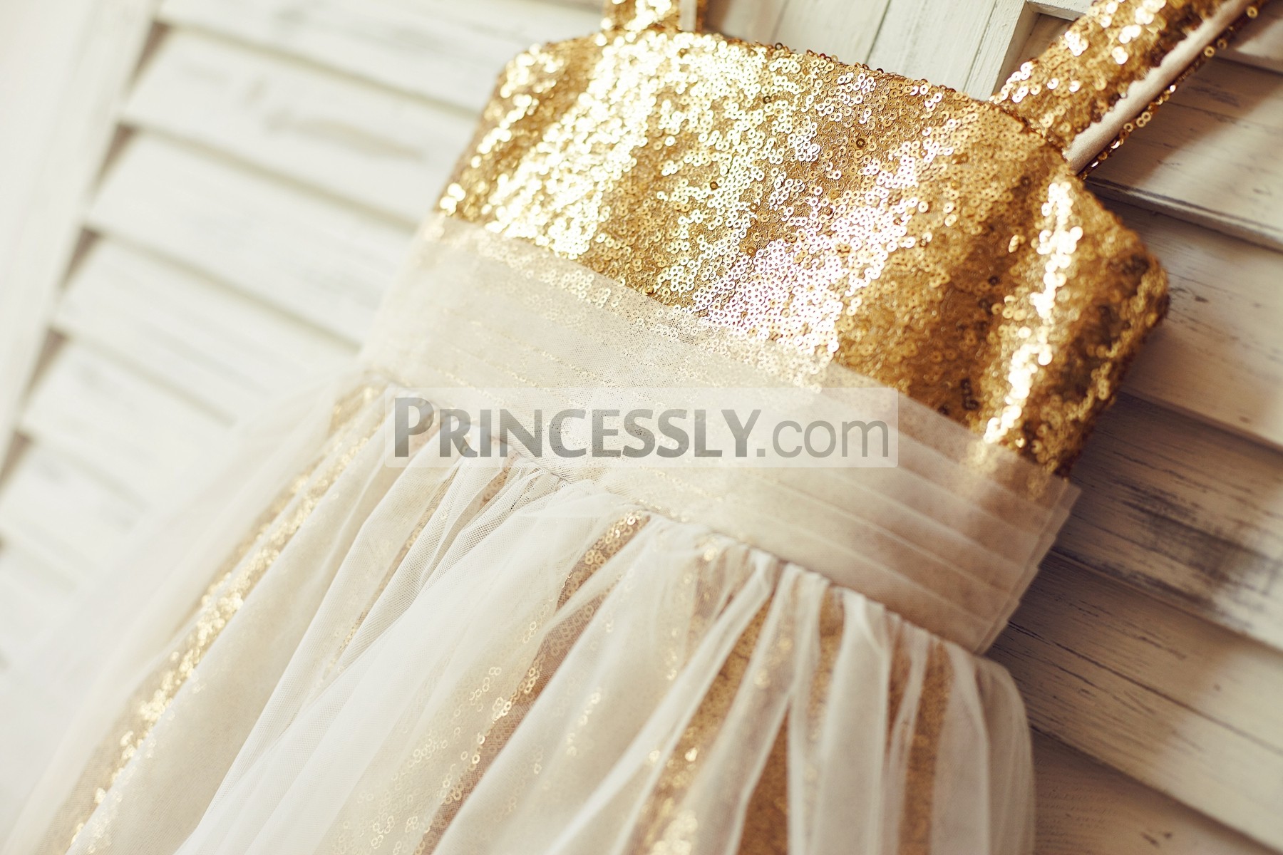 Gold sequined bodice in straight neckline