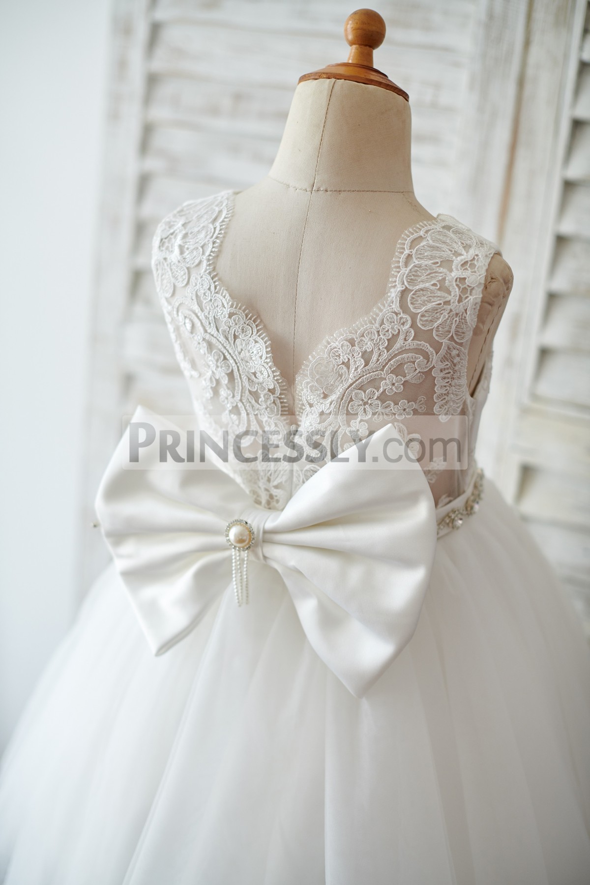 Scalloped Lace Trim V Neck Back with Bow
