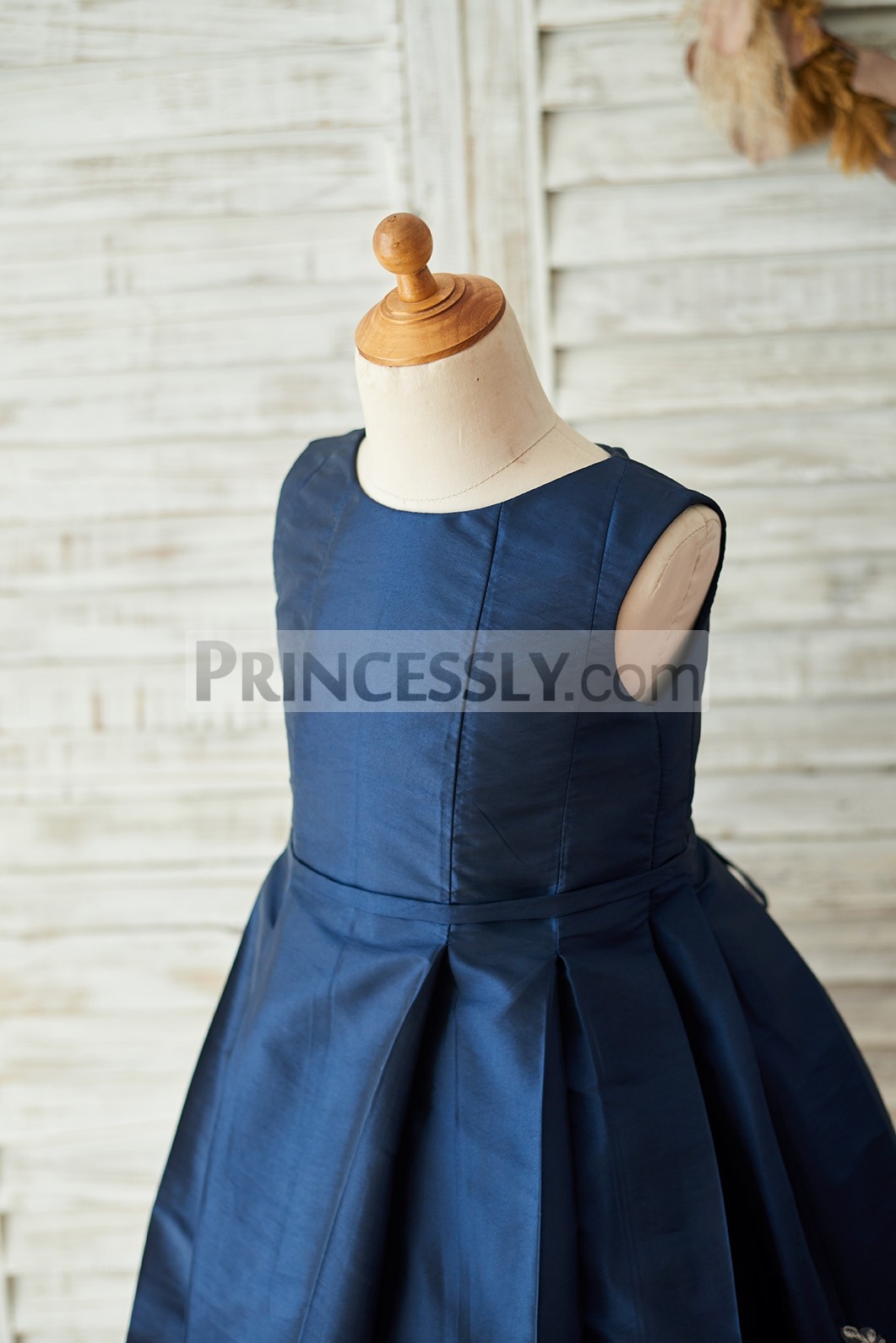 Seamed lines bodice with thin sash