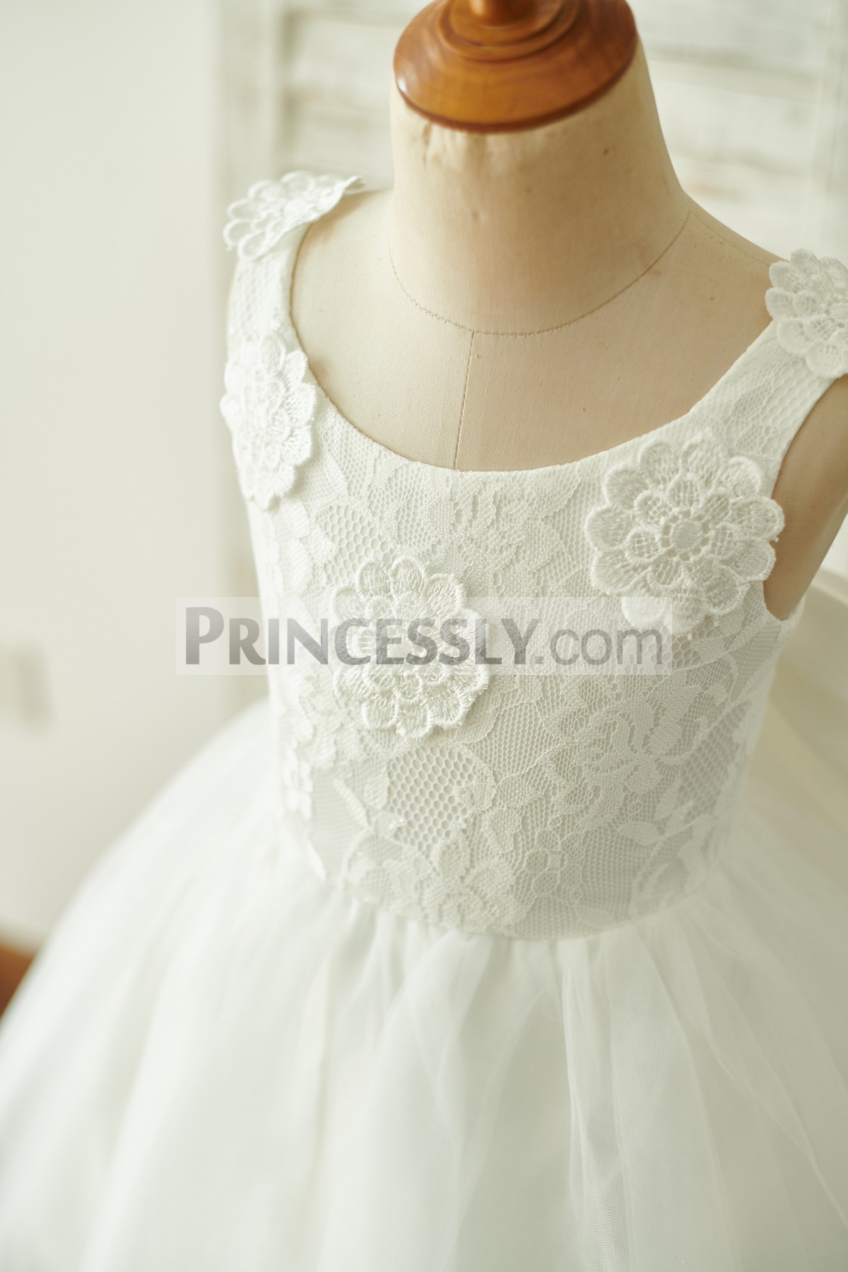Flowers appliques ivory lace bodice in scoop neckline